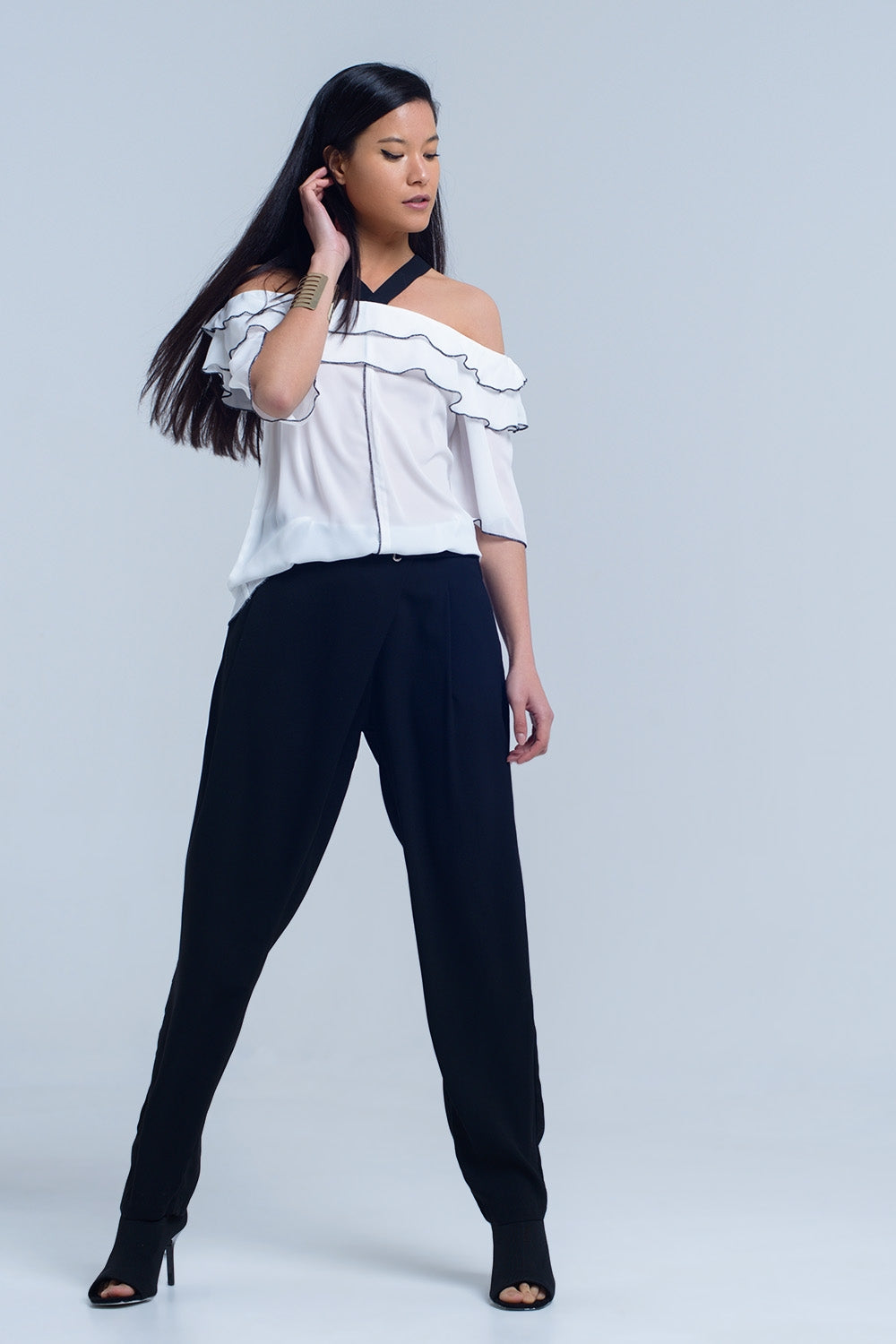 Top branco com ajuste de contraste preto