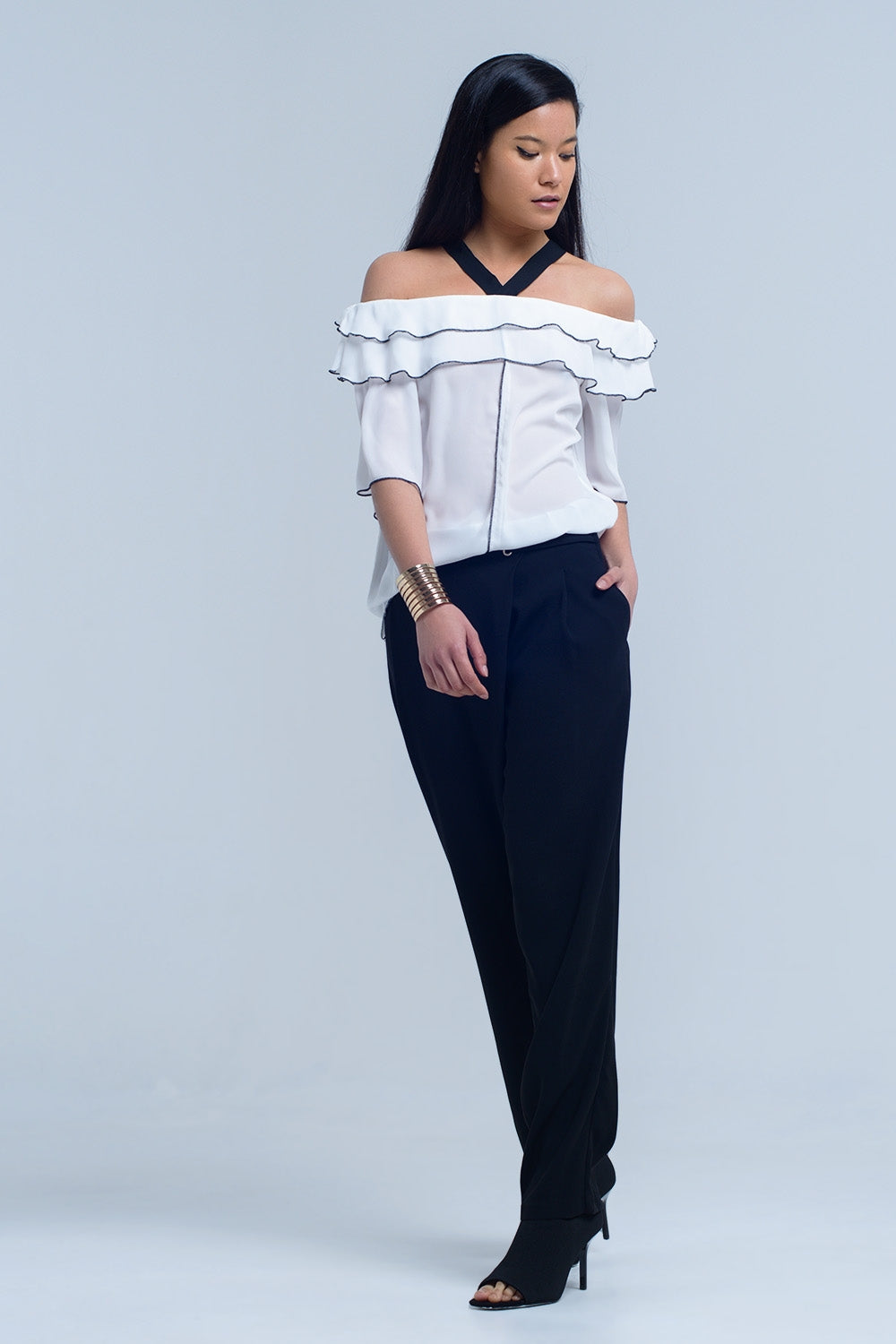 Top branco com ajuste de contraste preto