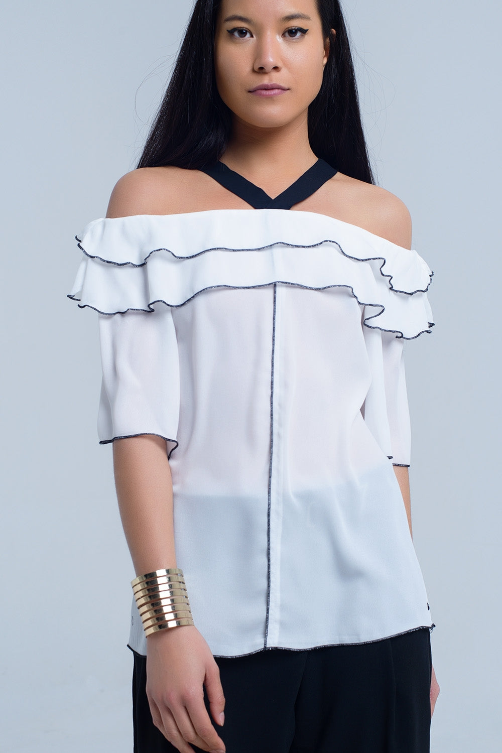 Top branco com ajuste de contraste preto