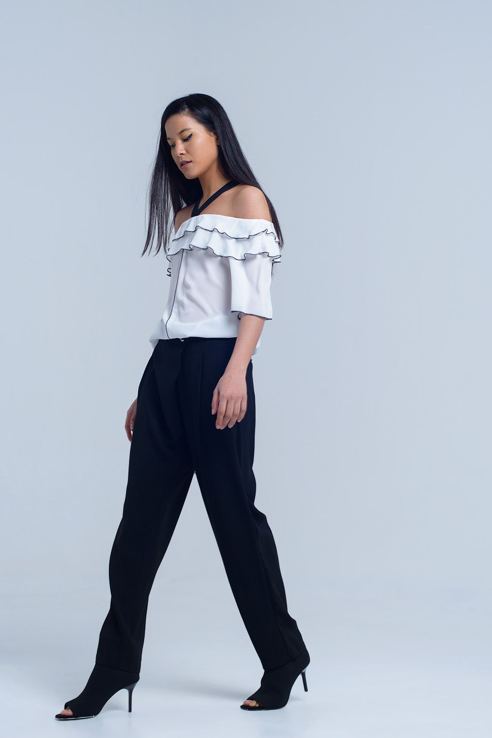 Top branco com ajuste de contraste preto