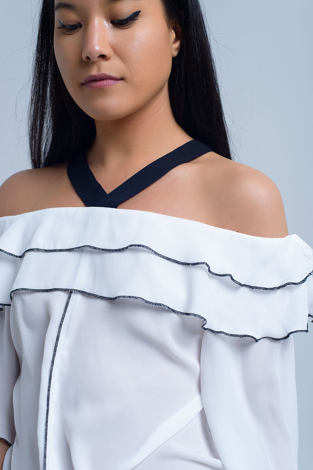 Top branco com ajuste de contraste preto