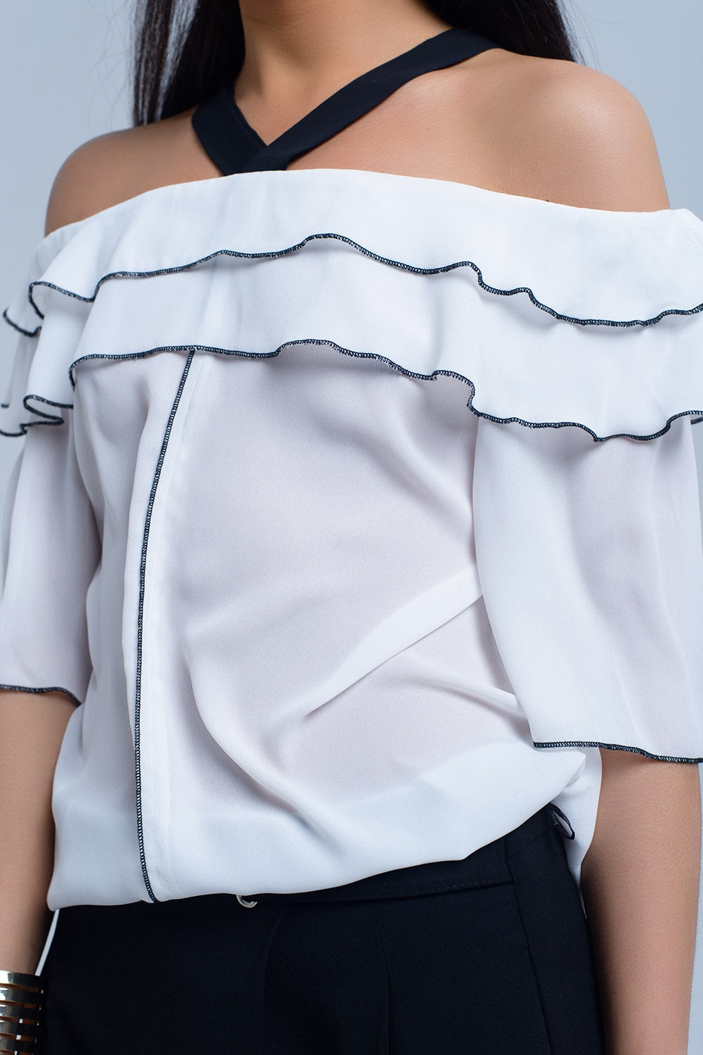 Top branco com ajuste de contraste preto