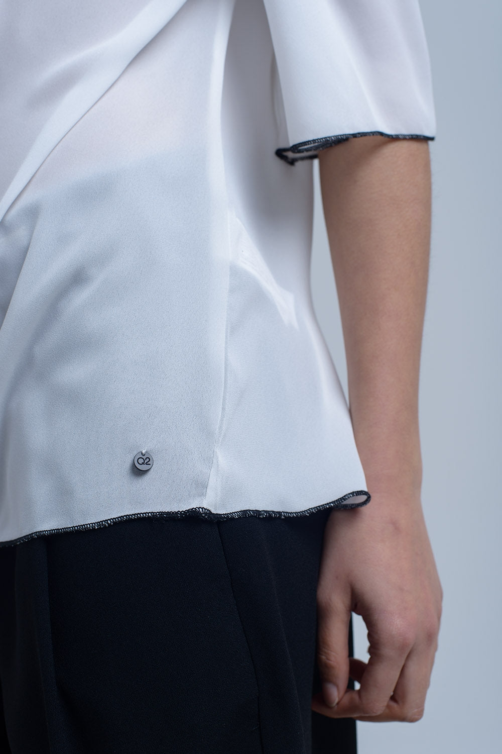 Top branco com ajuste de contraste preto