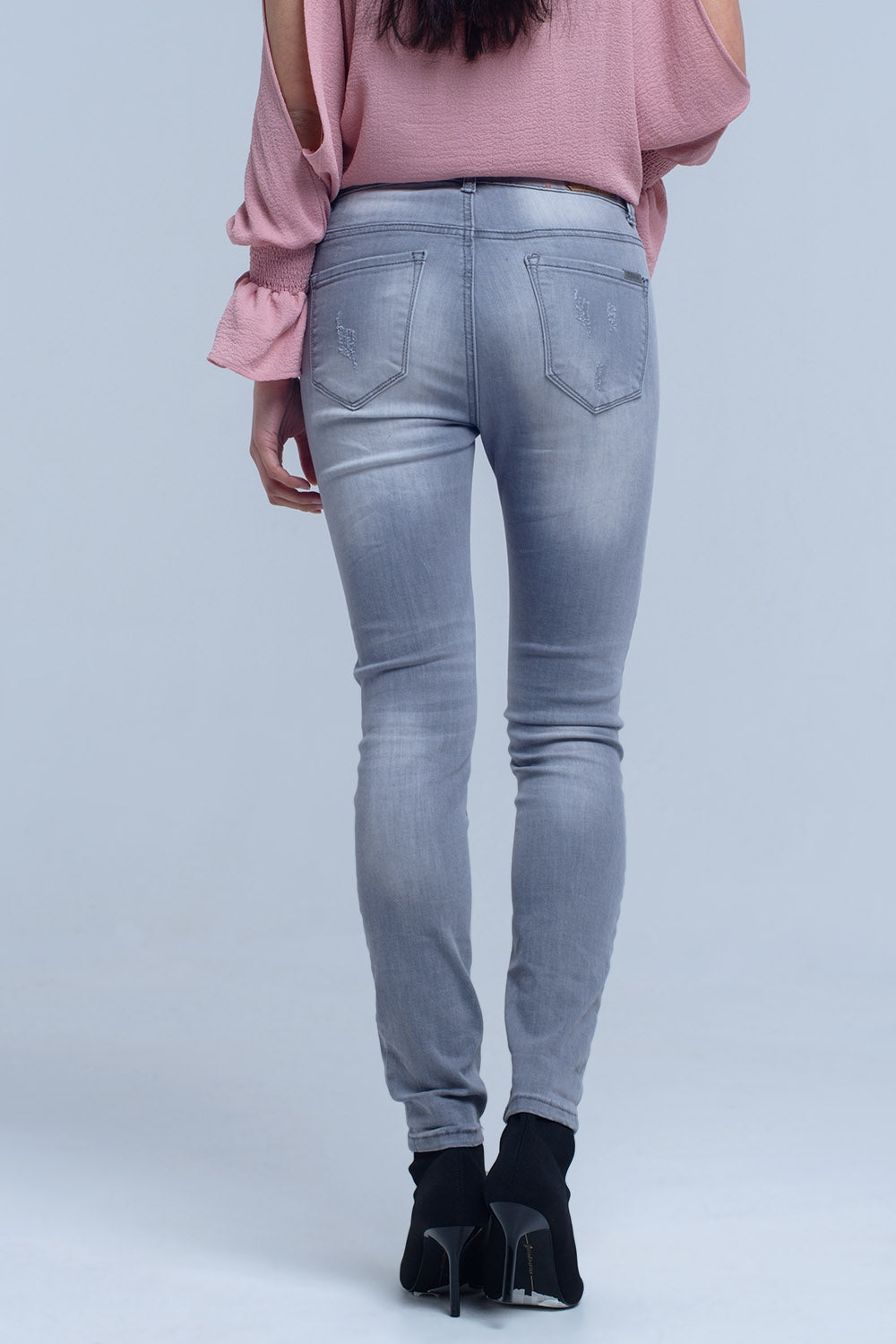 Calças jeans cinza com detalhes de rasgos