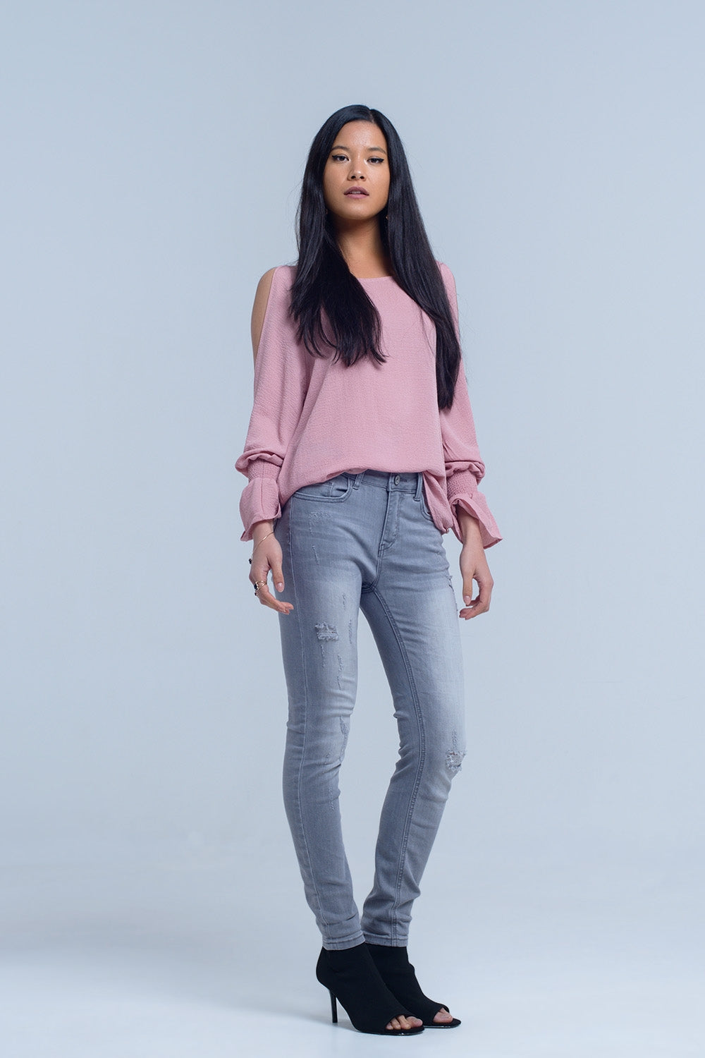 Calças jeans cinza com detalhes de rasgos