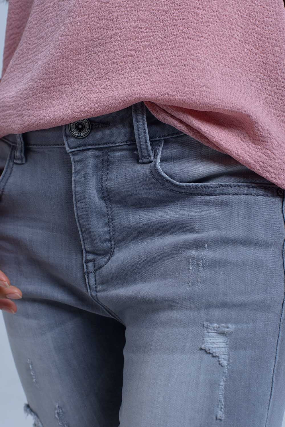 Calças jeans cinza com detalhes de rasgos