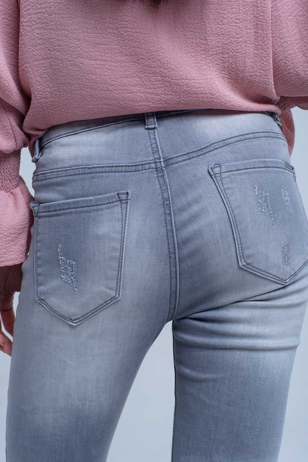 Calças jeans cinza com detalhes de rasgos