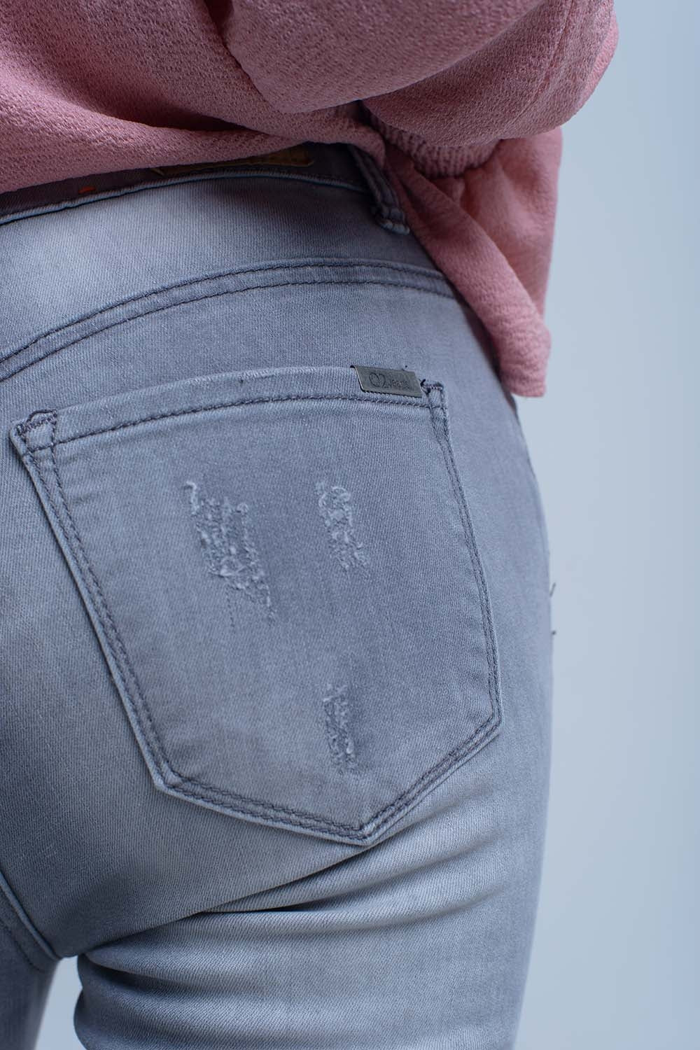 Calças jeans cinza com detalhes de rasgos