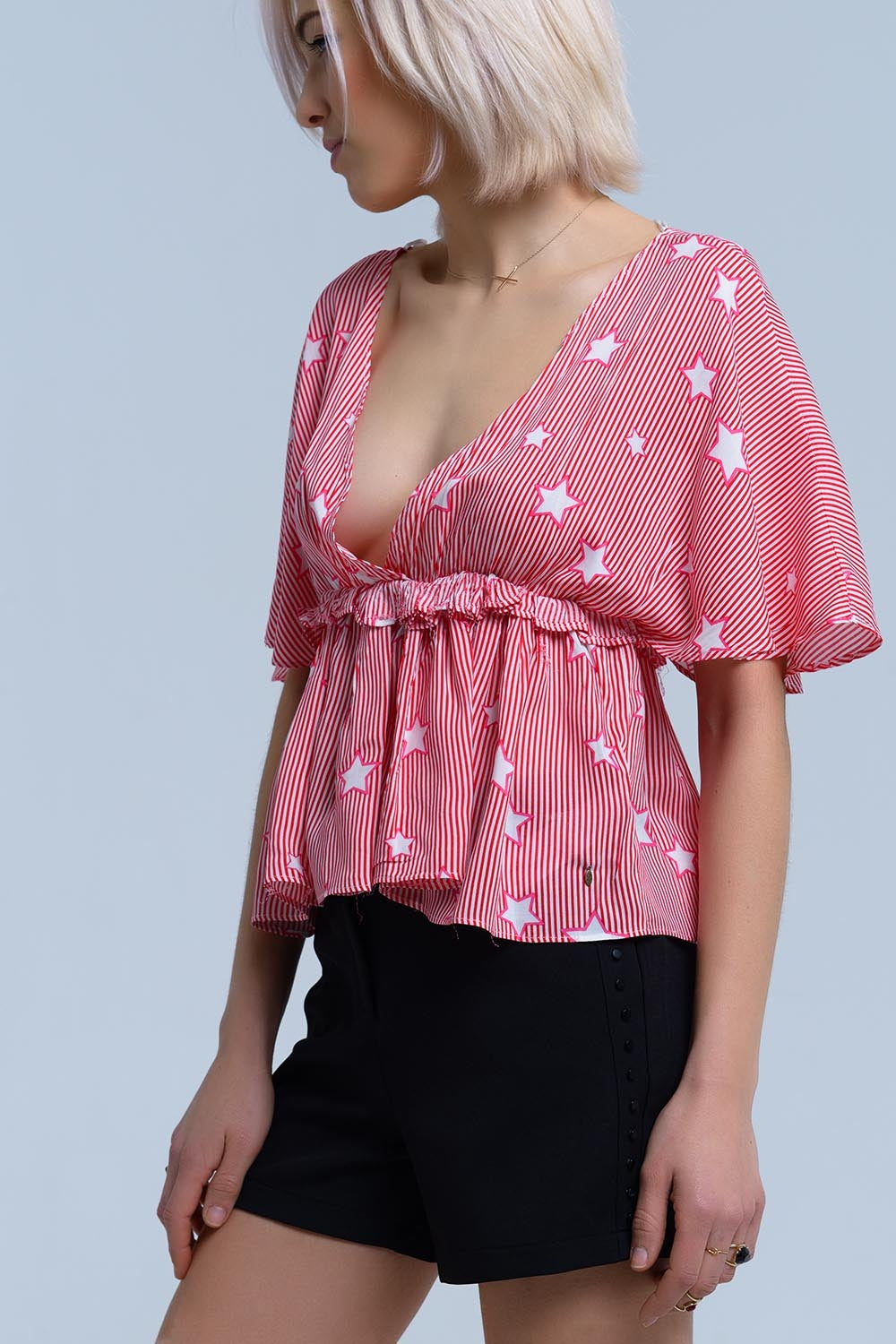 Top vermelho com estrelas e babados