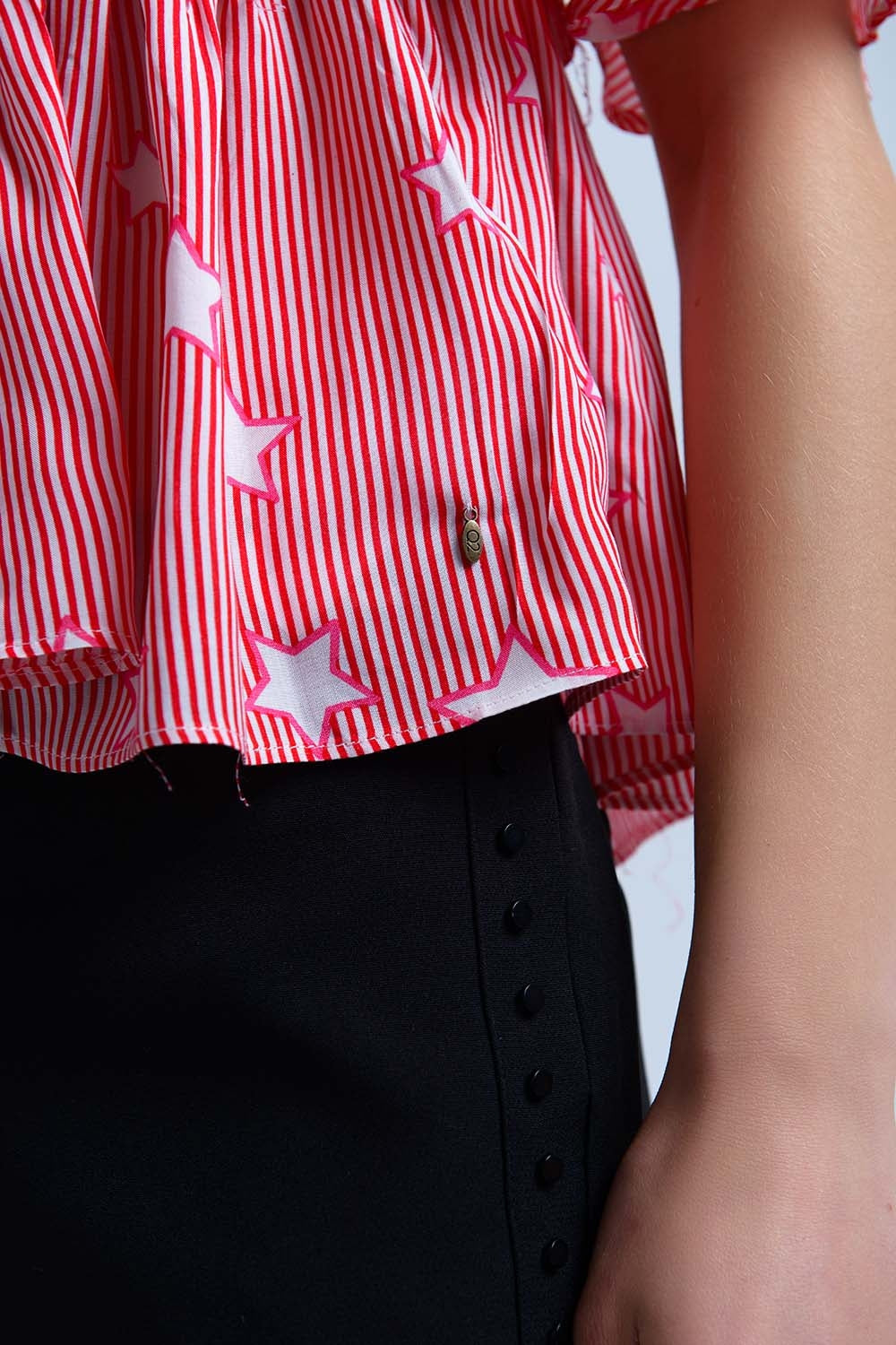Top vermelho com estrelas e babados