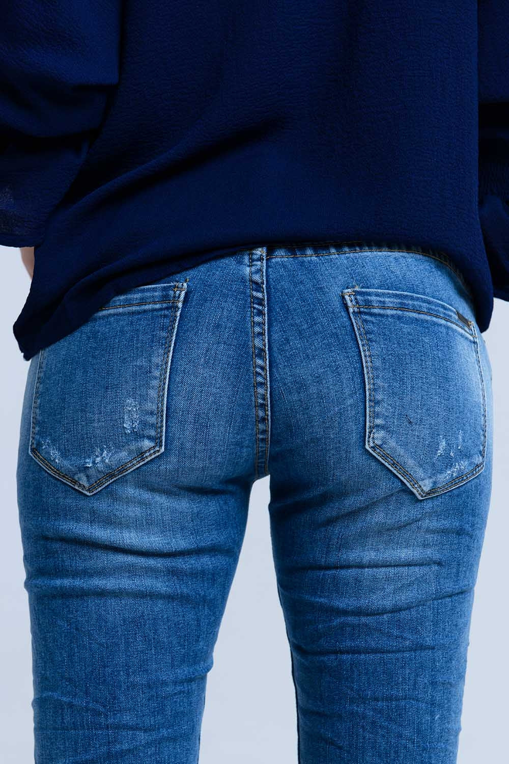 Jeans com detalhes de rips
