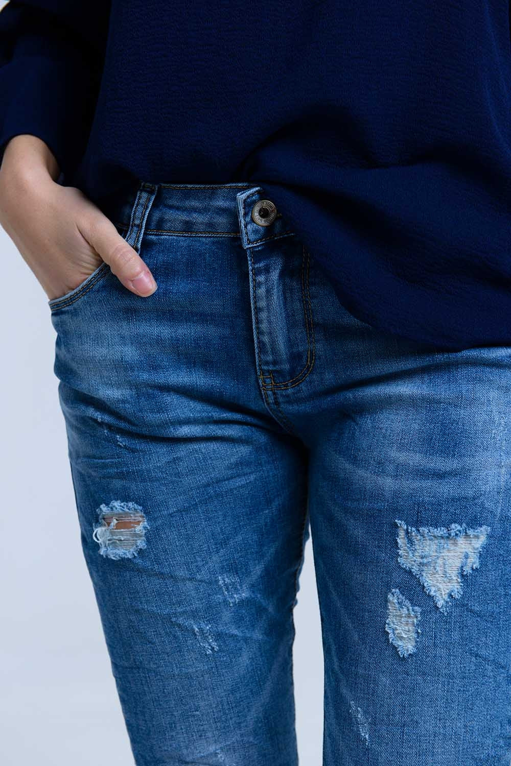 Jeans com detalhes de rips