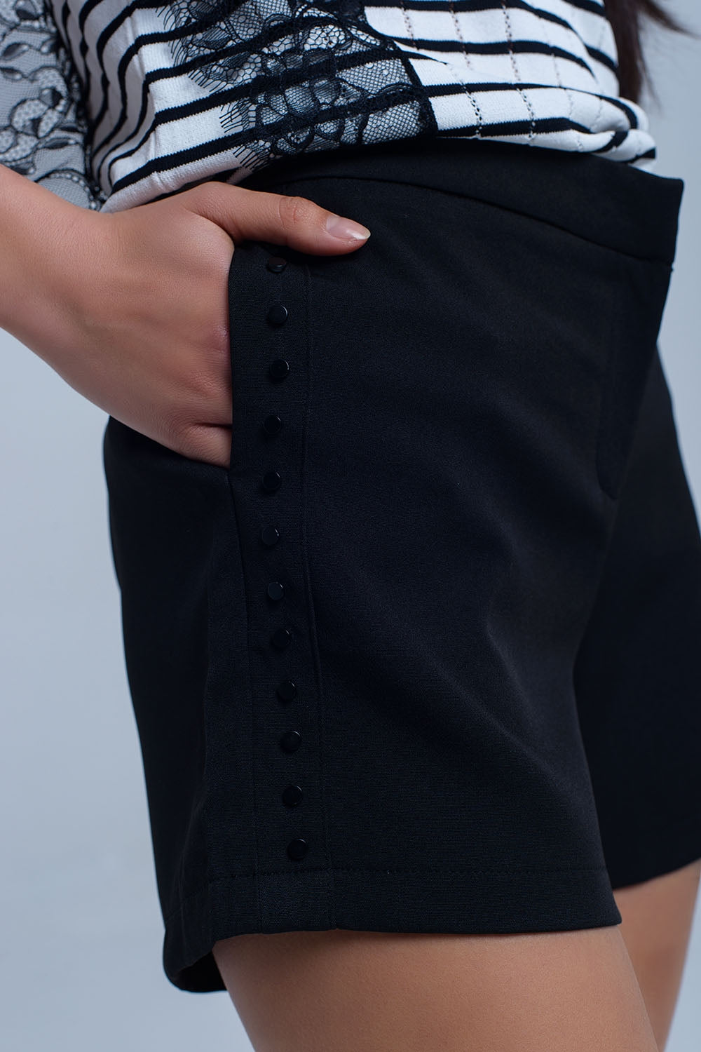 Preto curto com detalhes laterais