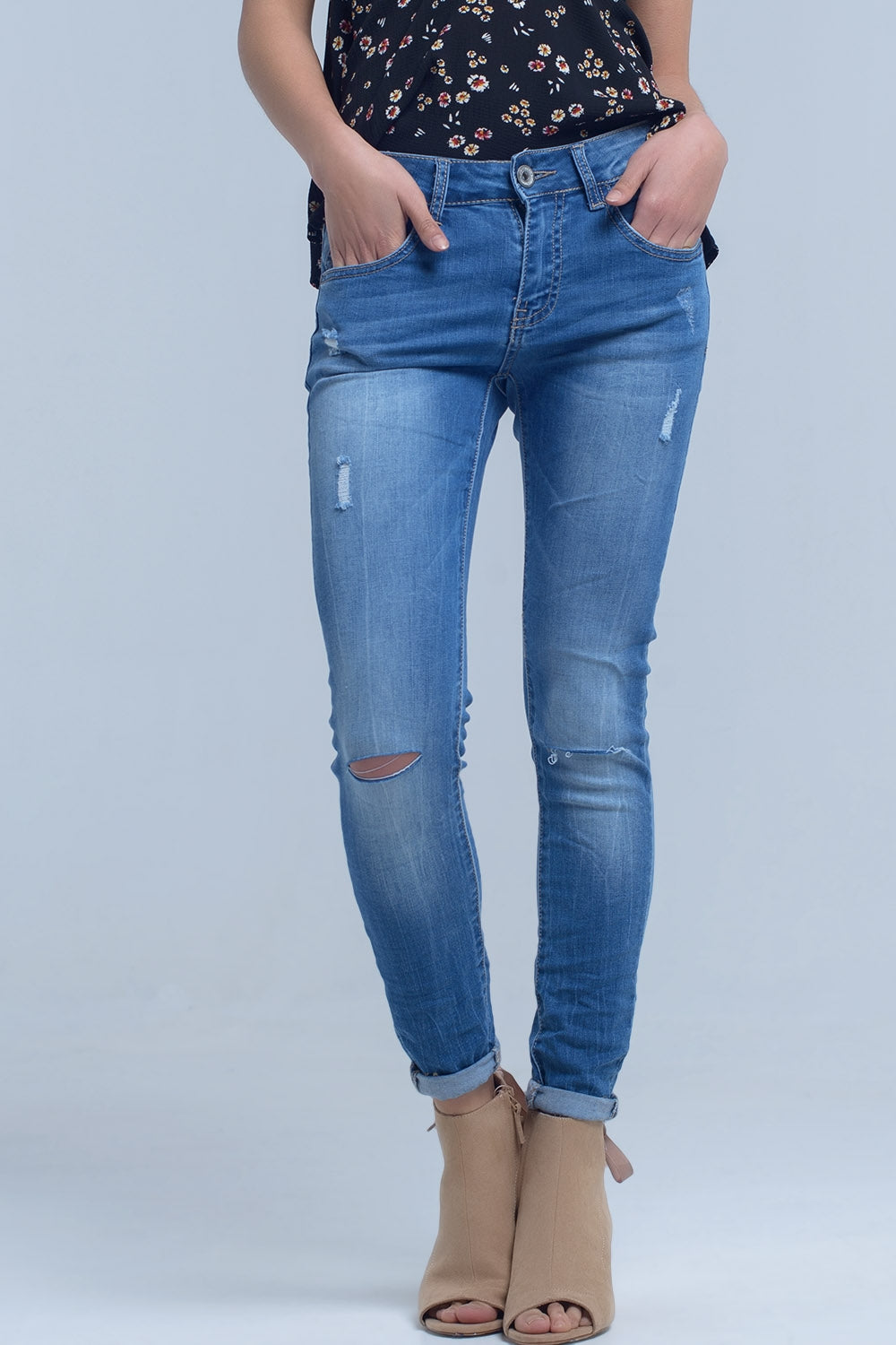 Calças jeans magras com joelho rasgado