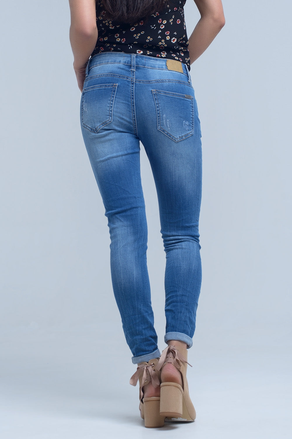 Calças jeans magras com joelho rasgado