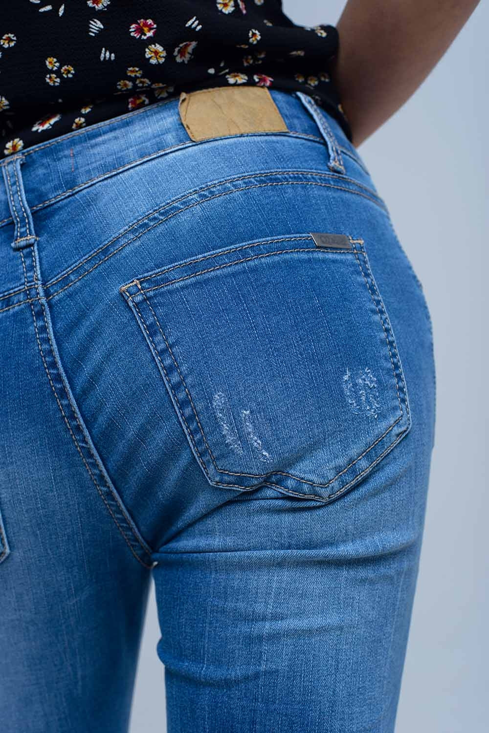 Calças jeans magras com joelho rasgado