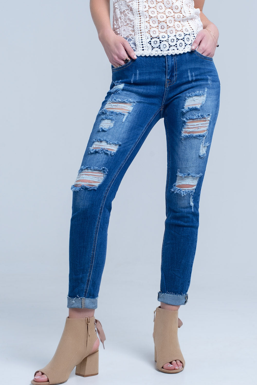 Jean com rasgos raspados e punhos cortados