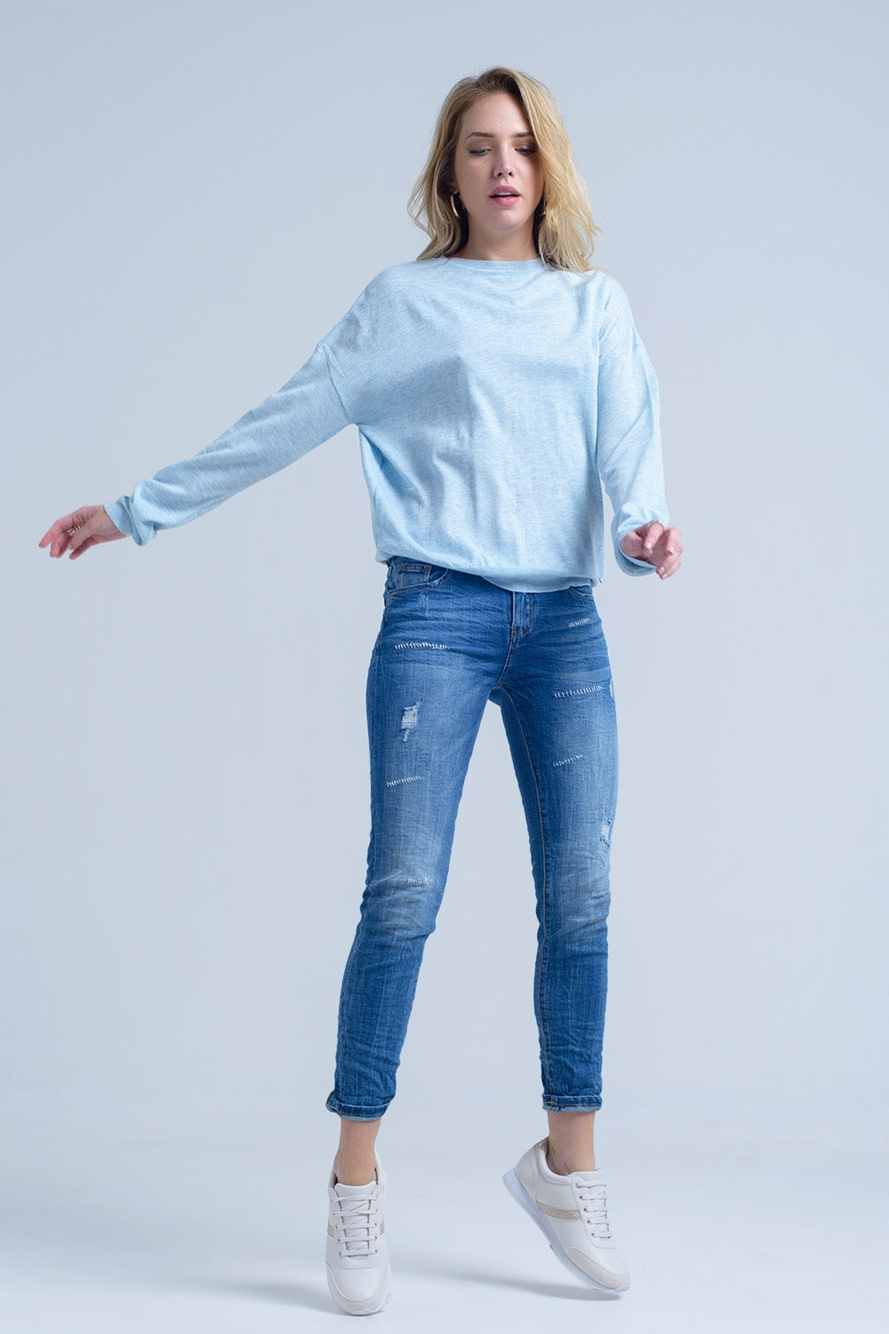 Jeans de tornozelo com rip e reparo