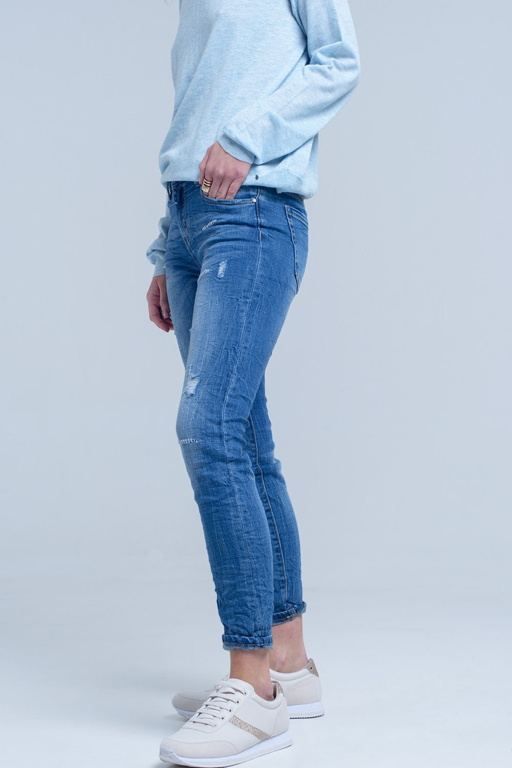 Jeans de tornozelo com rip e reparo