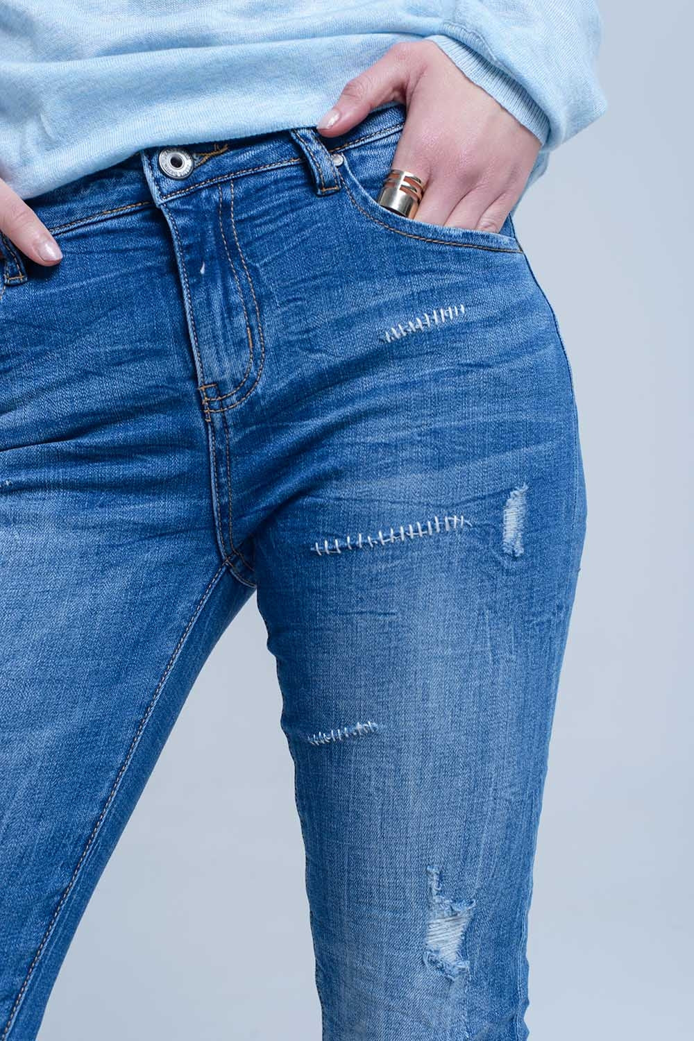 Jeans de tornozelo com rip e reparo