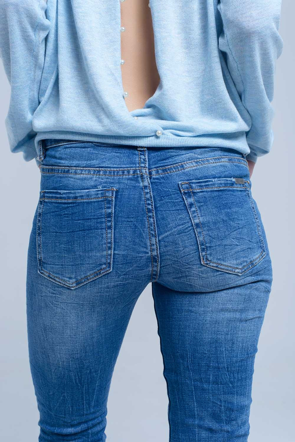 Jeans de tornozelo com rip e reparo