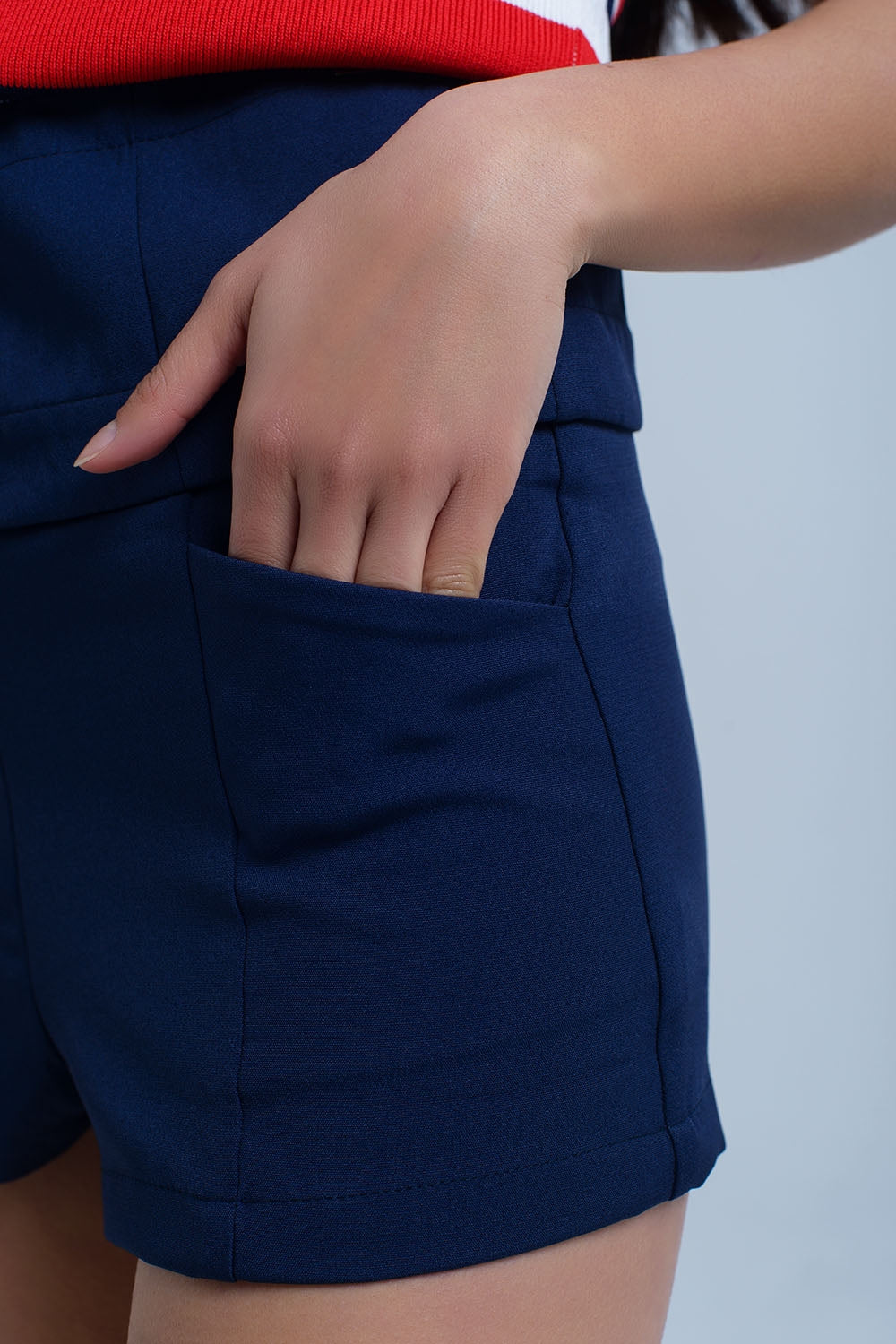 Short de marinha com detalhes de gravata