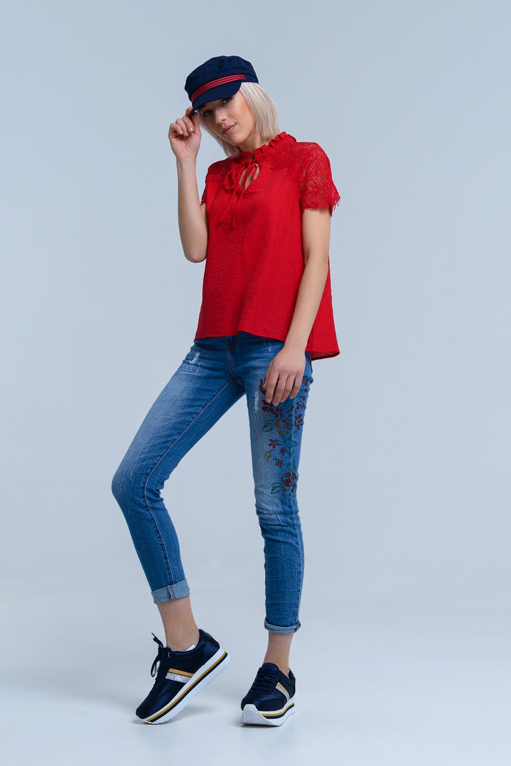 Calças jeans magras com flores pintadas