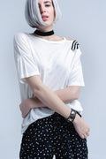 T-shirt branca com um ombro aberto