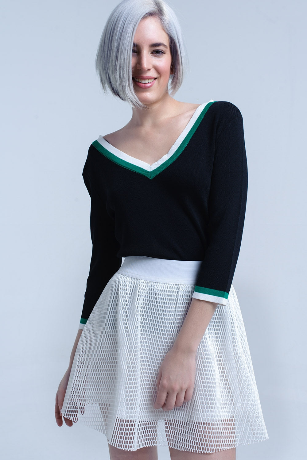 Camisa preta com decote em V com contraste verde e branco