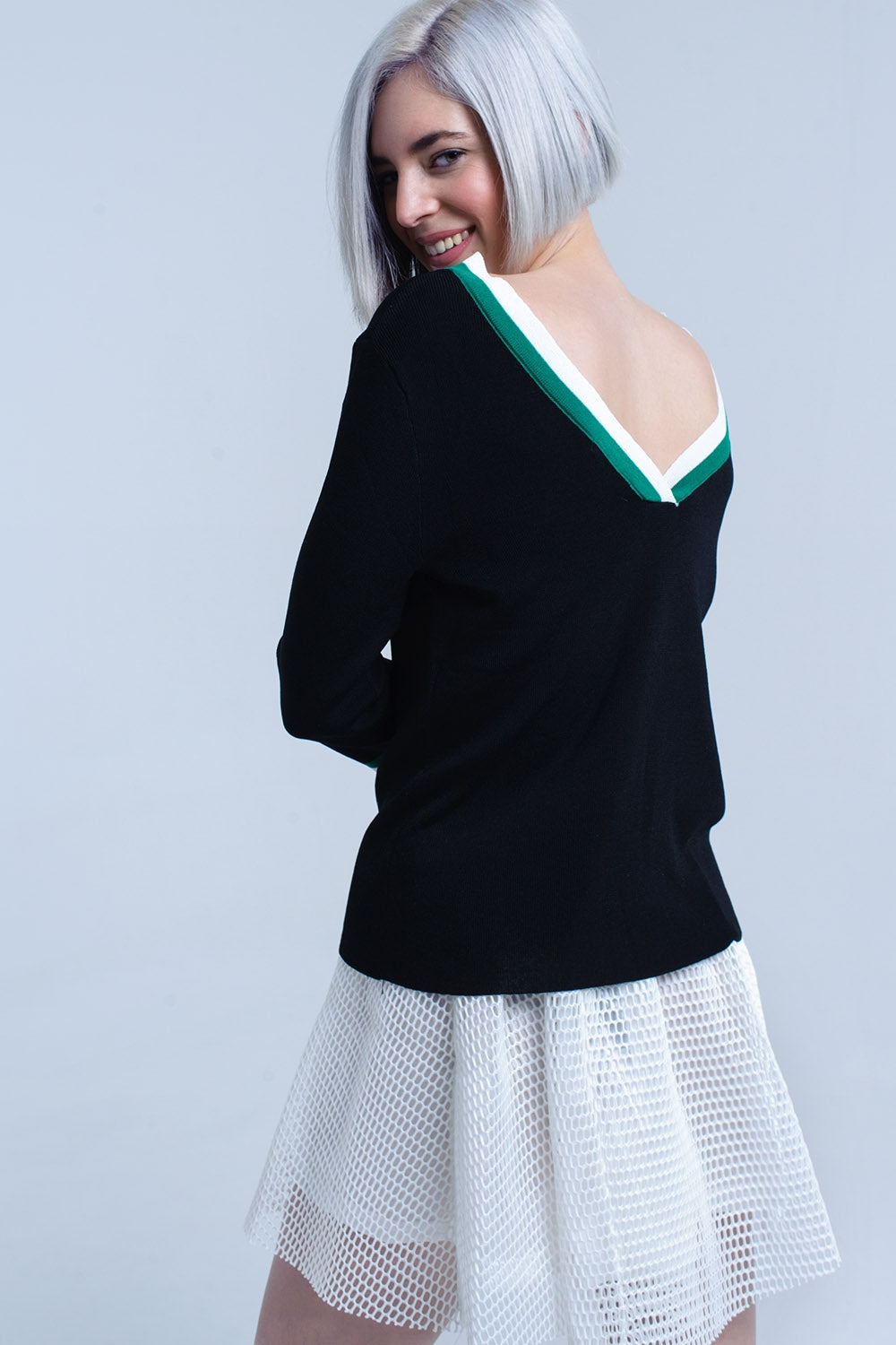 Camisa preta com decote em V com contraste verde e branco