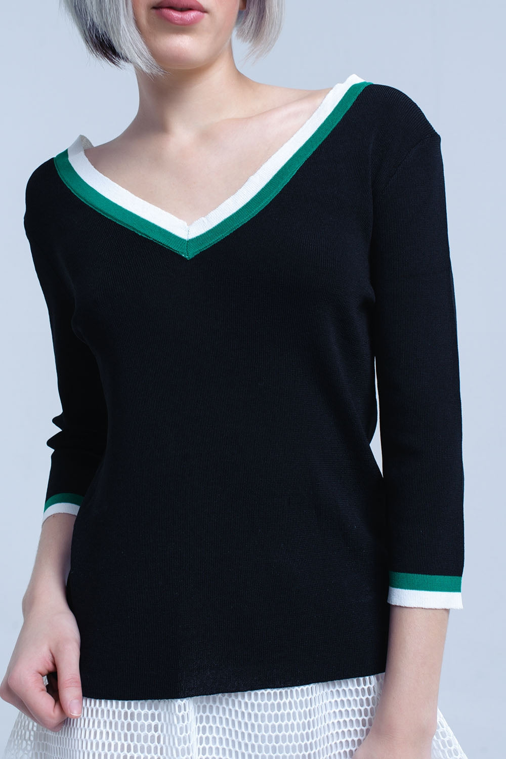Camisa preta com decote em V com contraste verde e branco