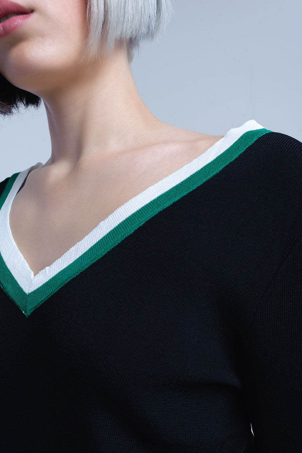 Camisa preta com decote em V com contraste verde e branco
