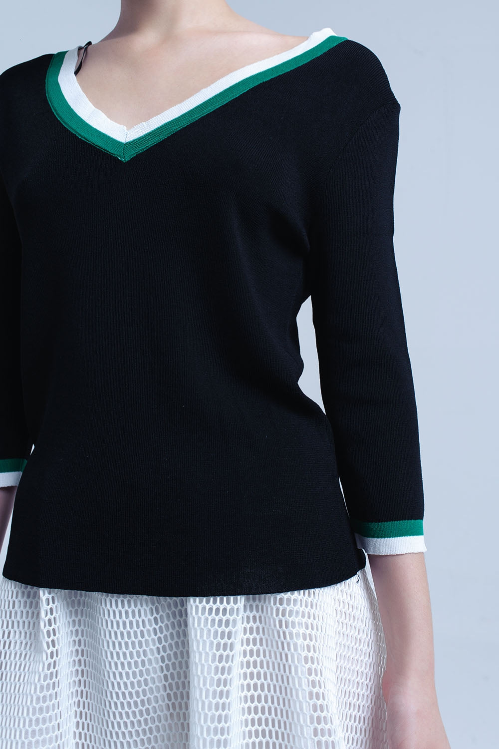 Camisa preta com decote em V com contraste verde e branco
