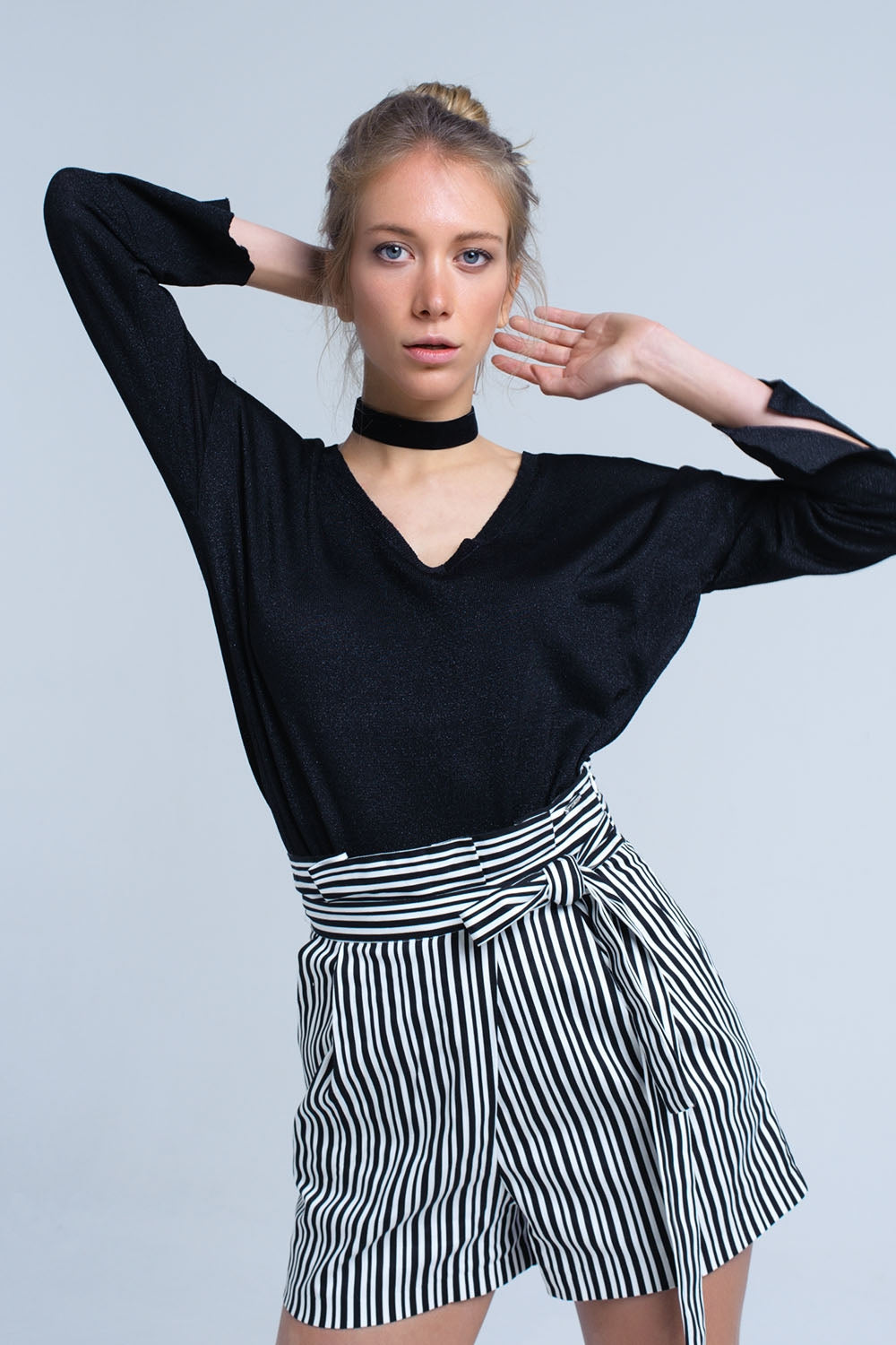 Camisola de malha preta com detalhe em ouro lurex