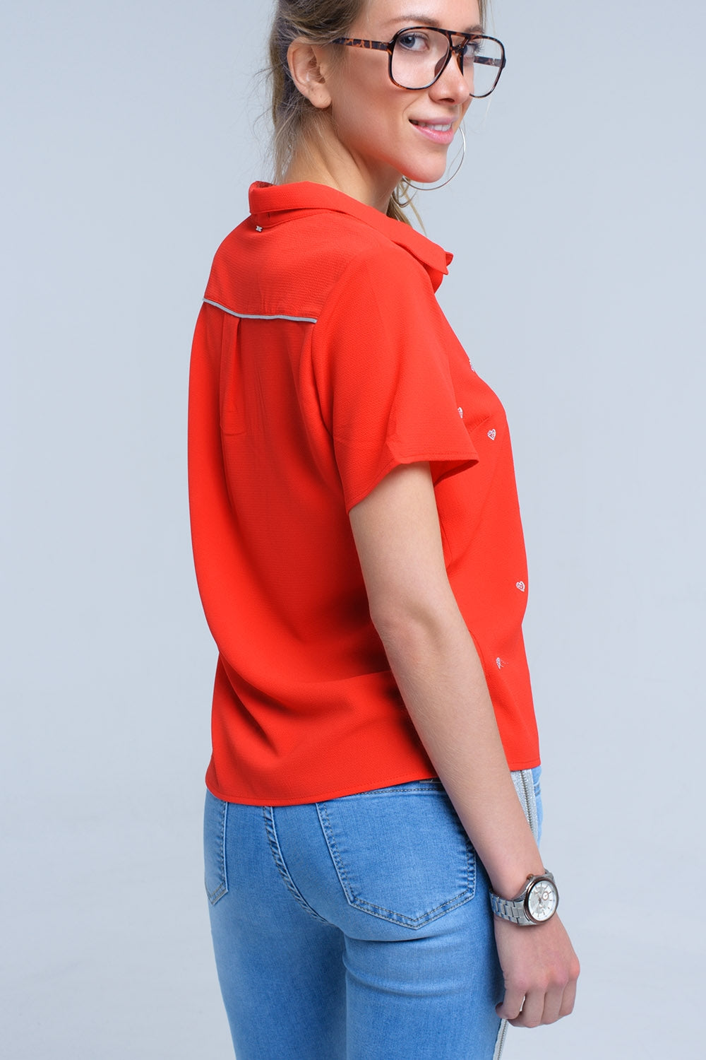 Camisa vermelha com bordado de coração