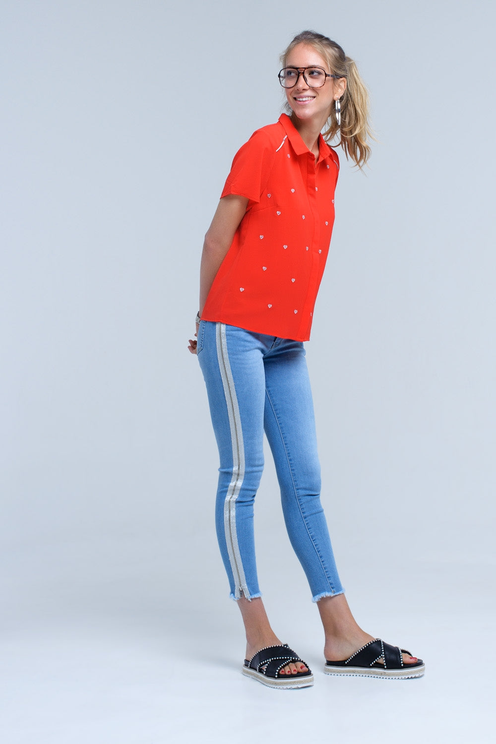Camisa vermelha com bordado de coração