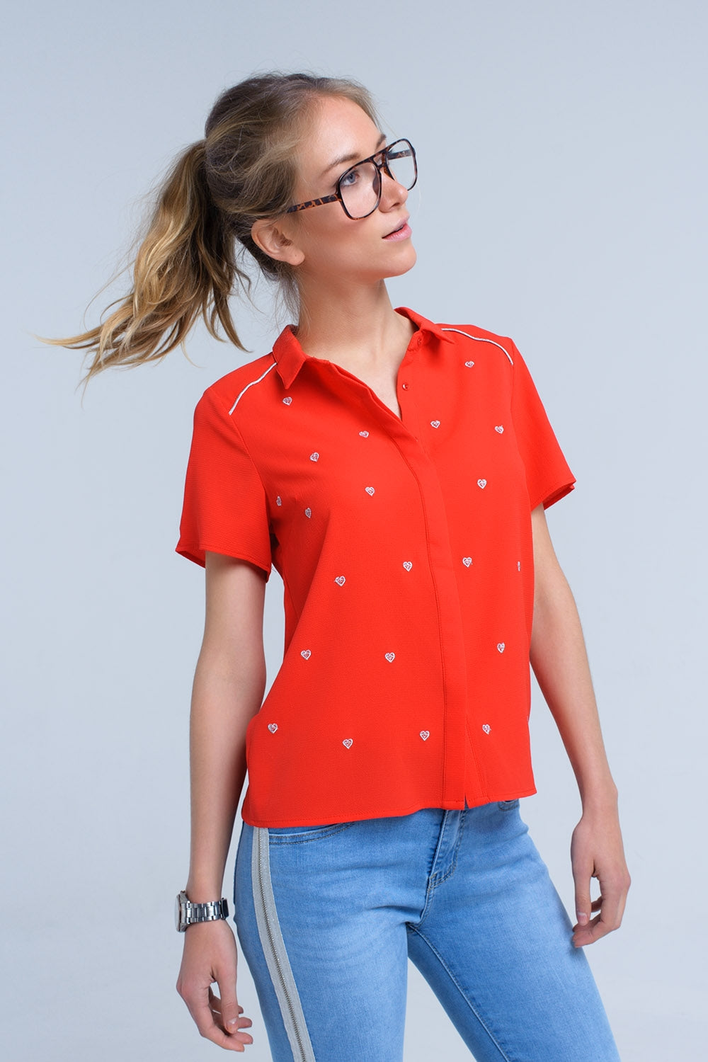 Camisa vermelha com bordado de coração