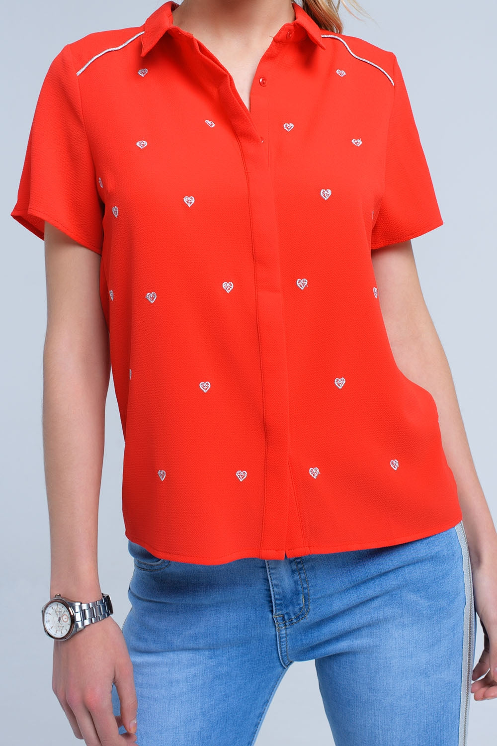 Camisa vermelha com bordado de coração