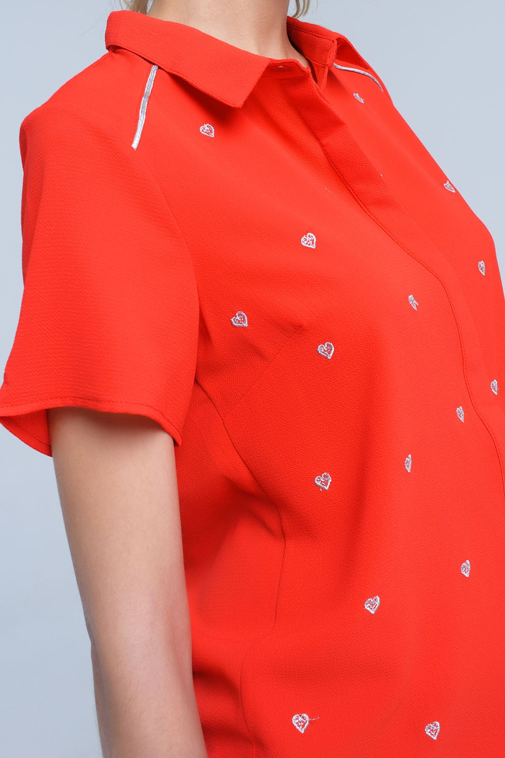 Camisa vermelha com bordado de coração