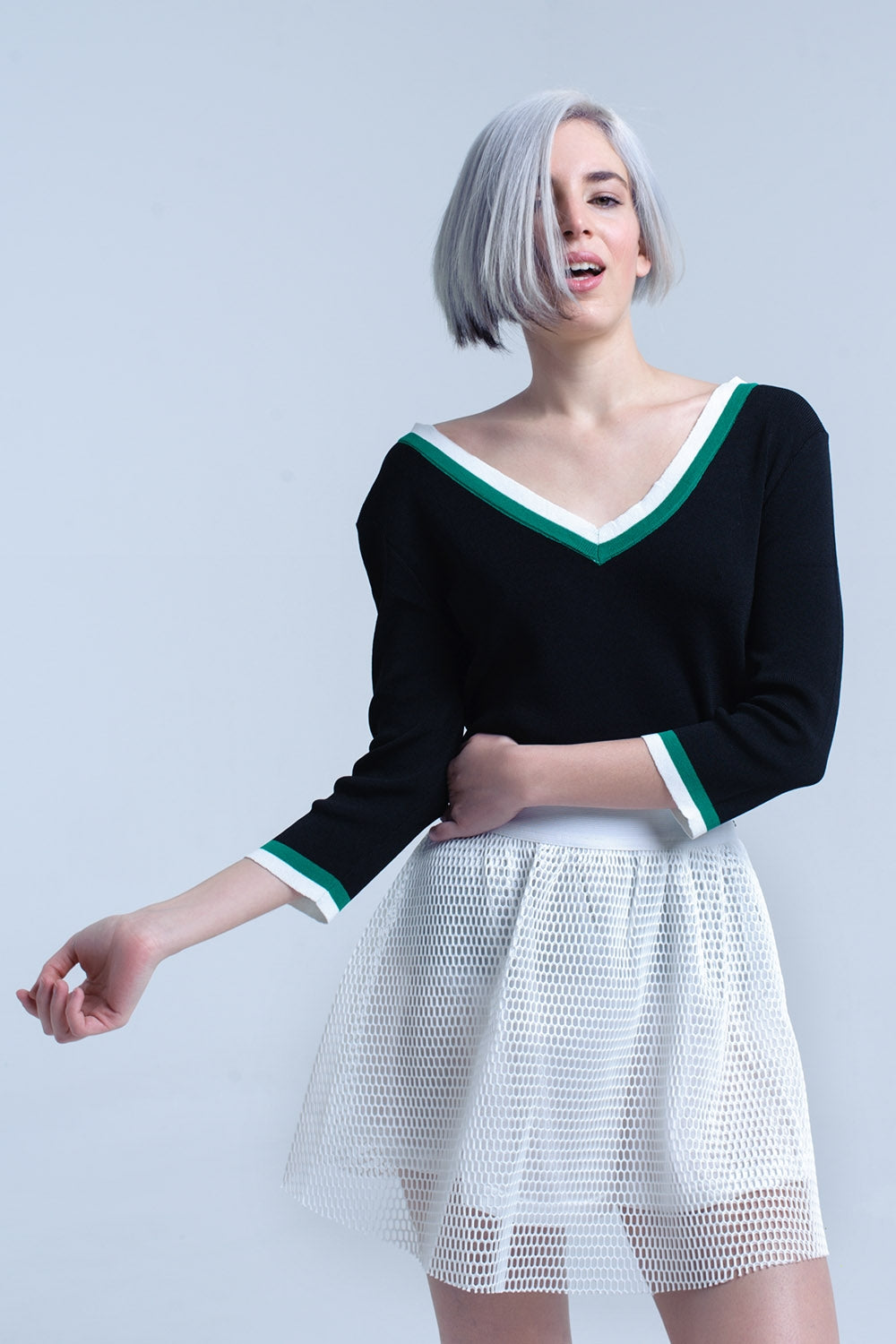 Camisa preta com decote em V com contraste verde e branco