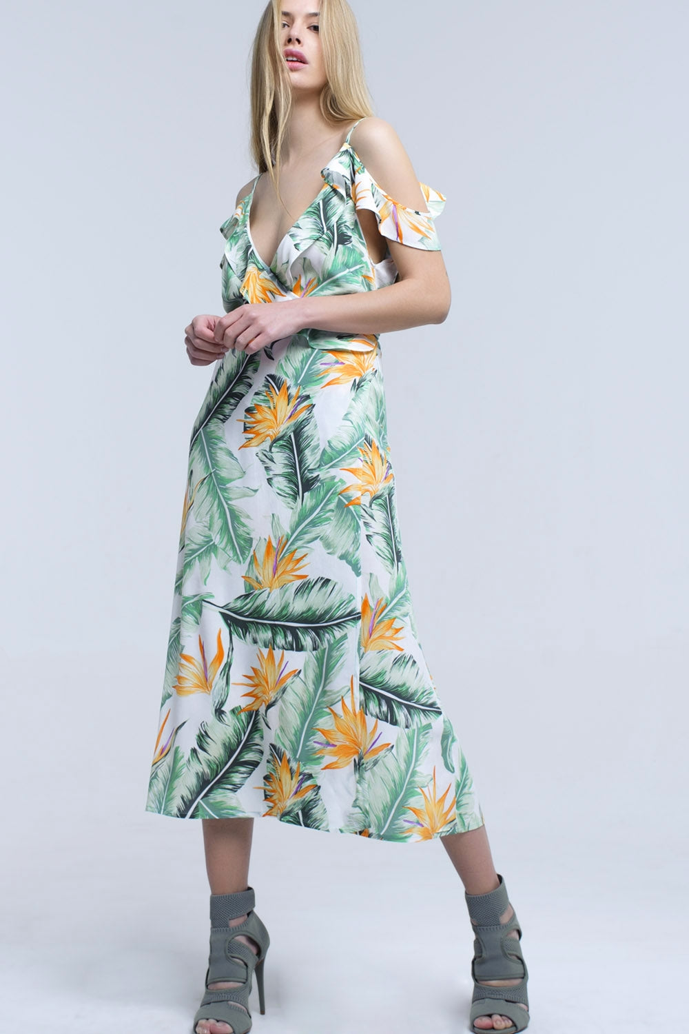 Vestido midi branco em folhas tropicais
