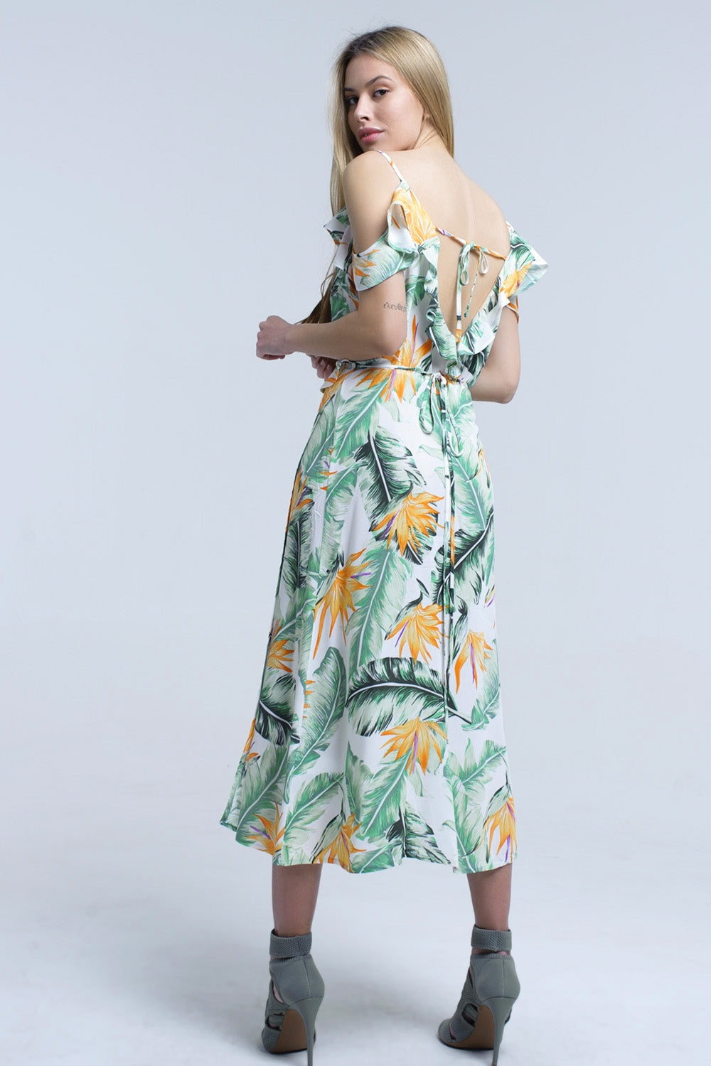 Vestido midi branco em folhas tropicais