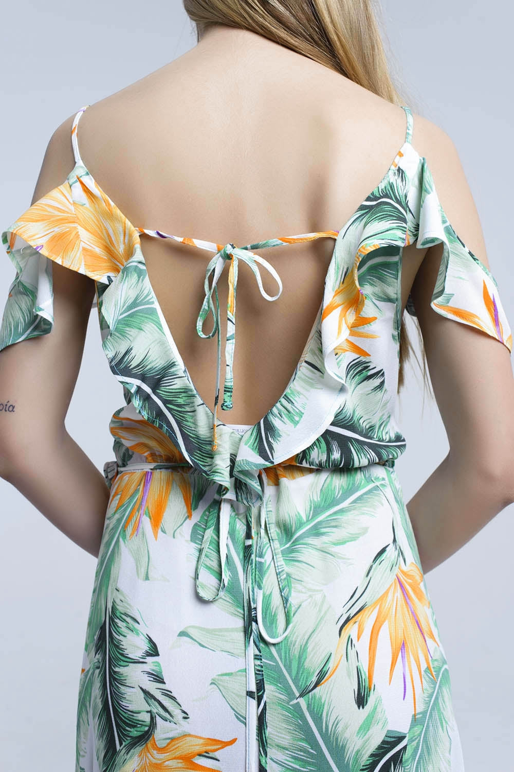 Vestido midi branco em folhas tropicais