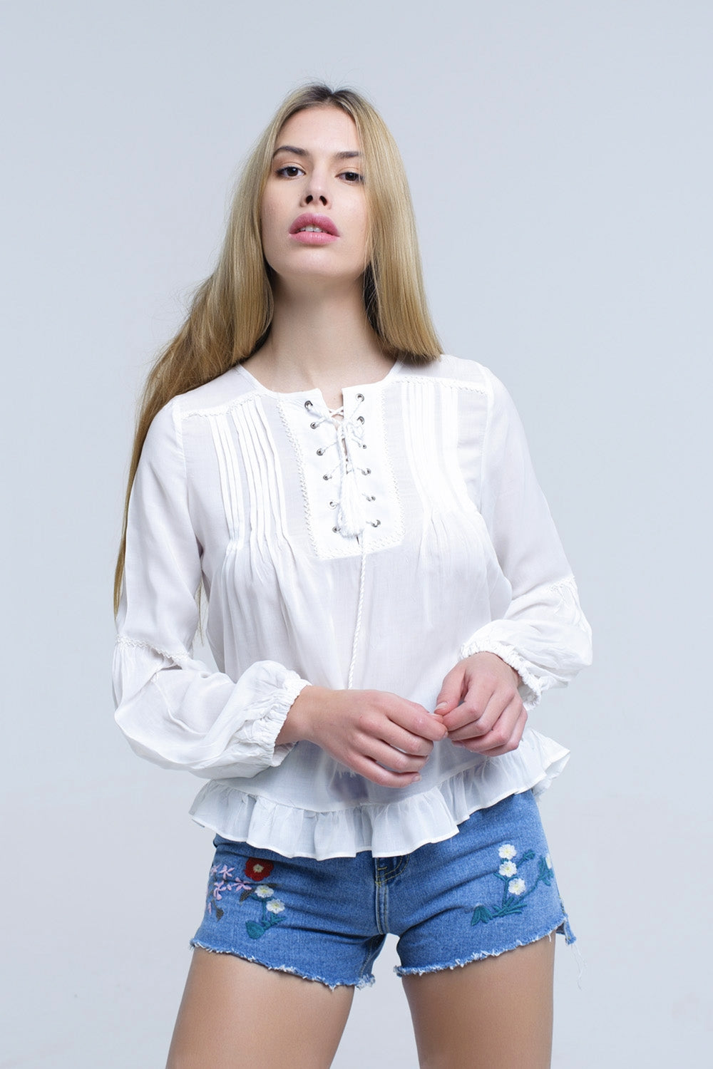 Top branco com detalhes atados e bainha com plissado
