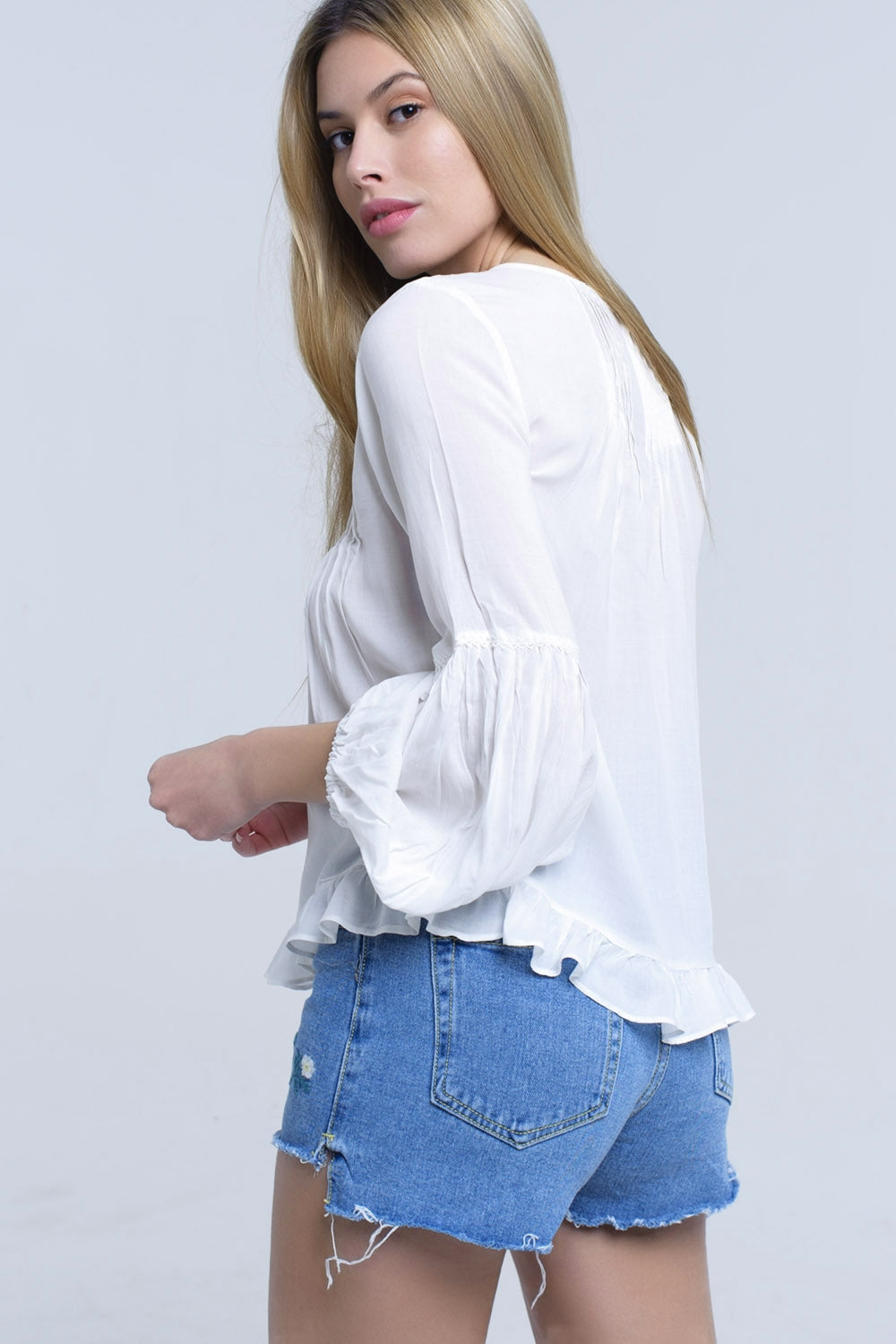 Top branco com detalhes atados e bainha com plissado