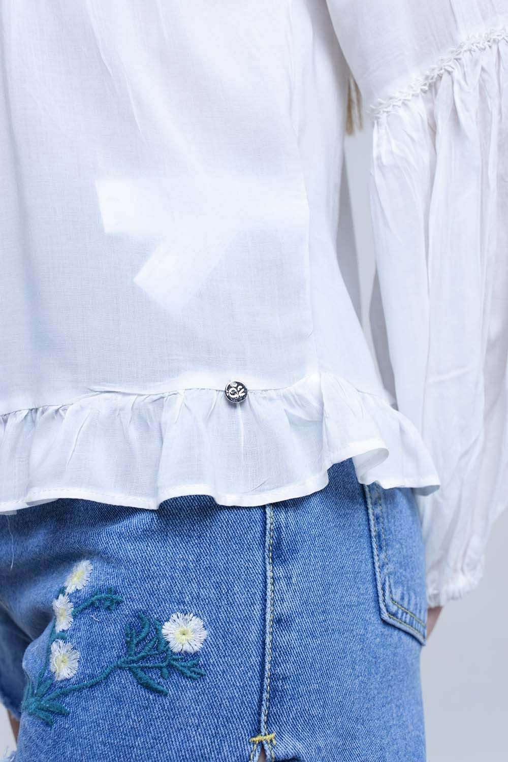 Top branco com detalhes atados e bainha com plissado