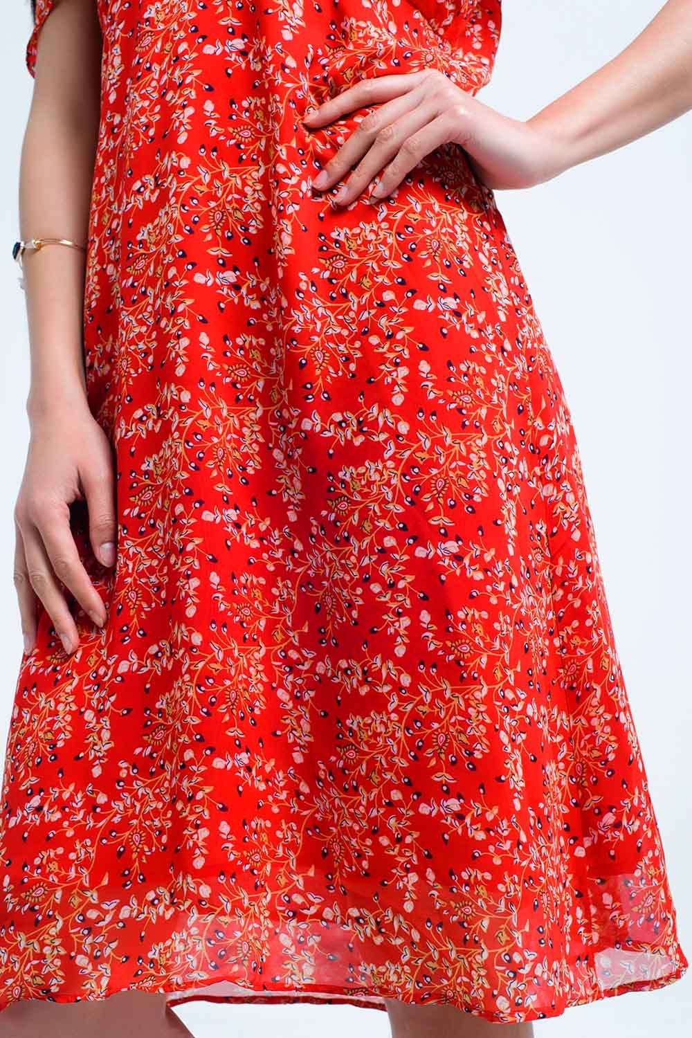 Vestido vermelho com flores e babados impressos