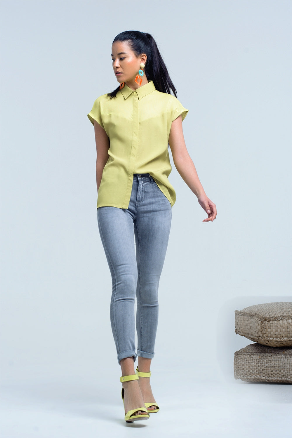 Camisa amarela com detalhe de malha