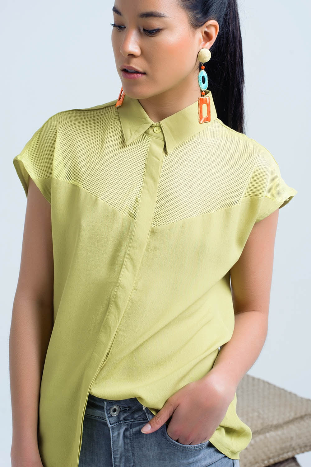 Camisa amarela com detalhe de malha