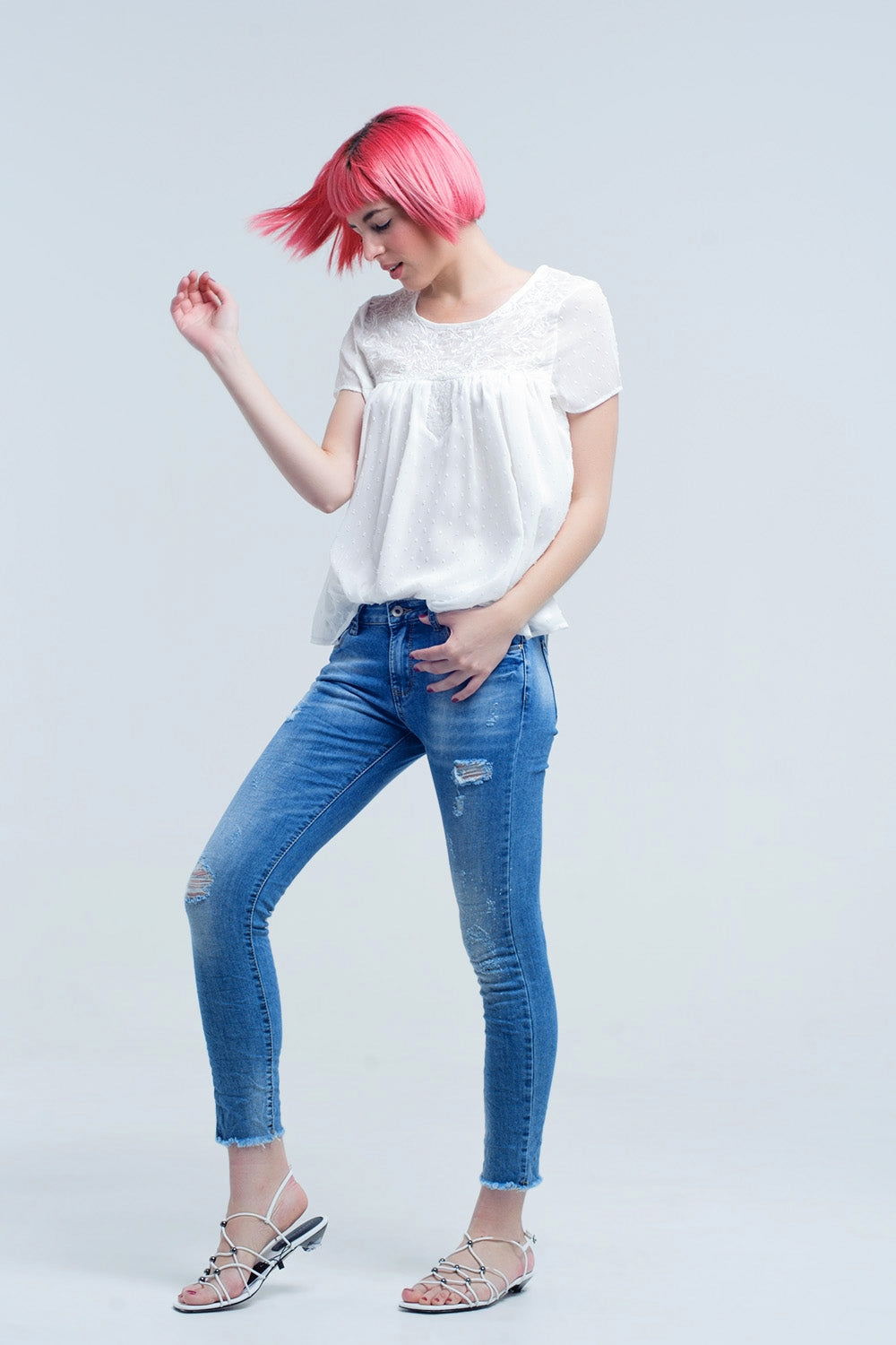 Calça jeans skinny em lavagem média com rasgos